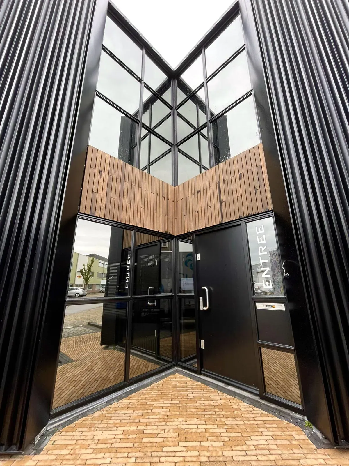 Gerenoveerd bedrijfspand met nieuwe gevelbeplating